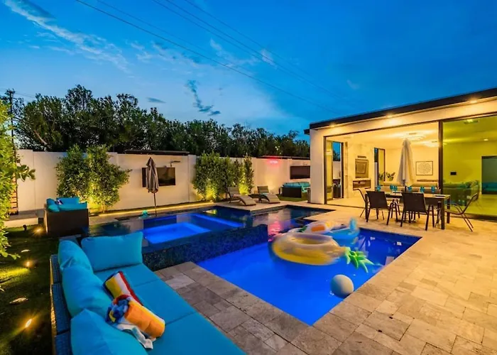 Luxury 5mins To Old Town W Pool Fire Pit And Bbq Villa